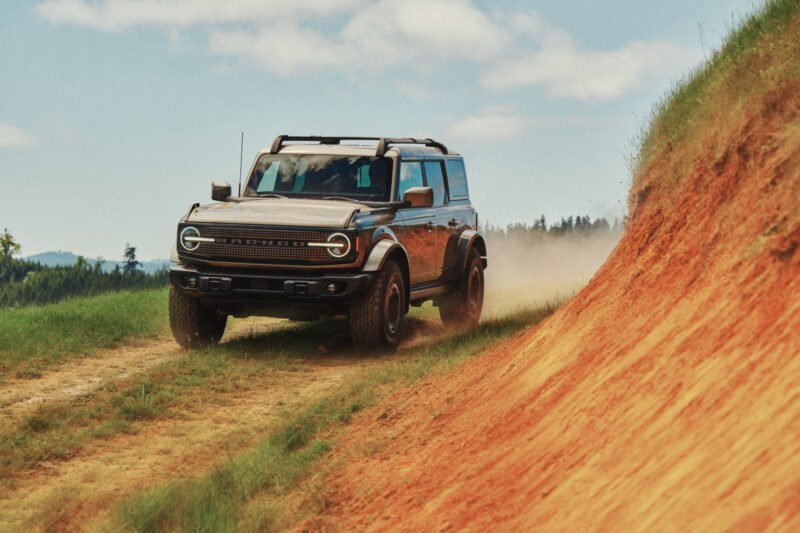 Bronco Filson front grille with bronze accents