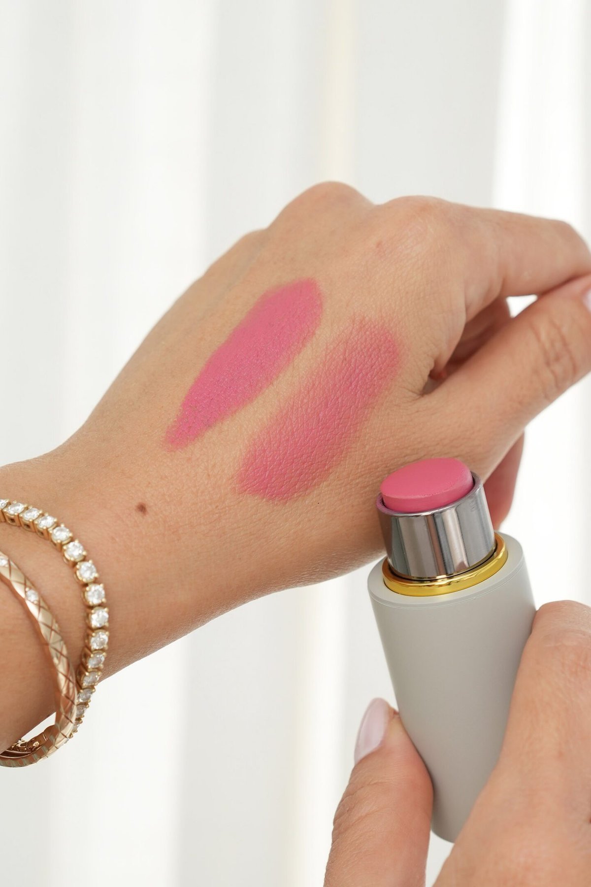 Fizz blush close-up swatch on hand